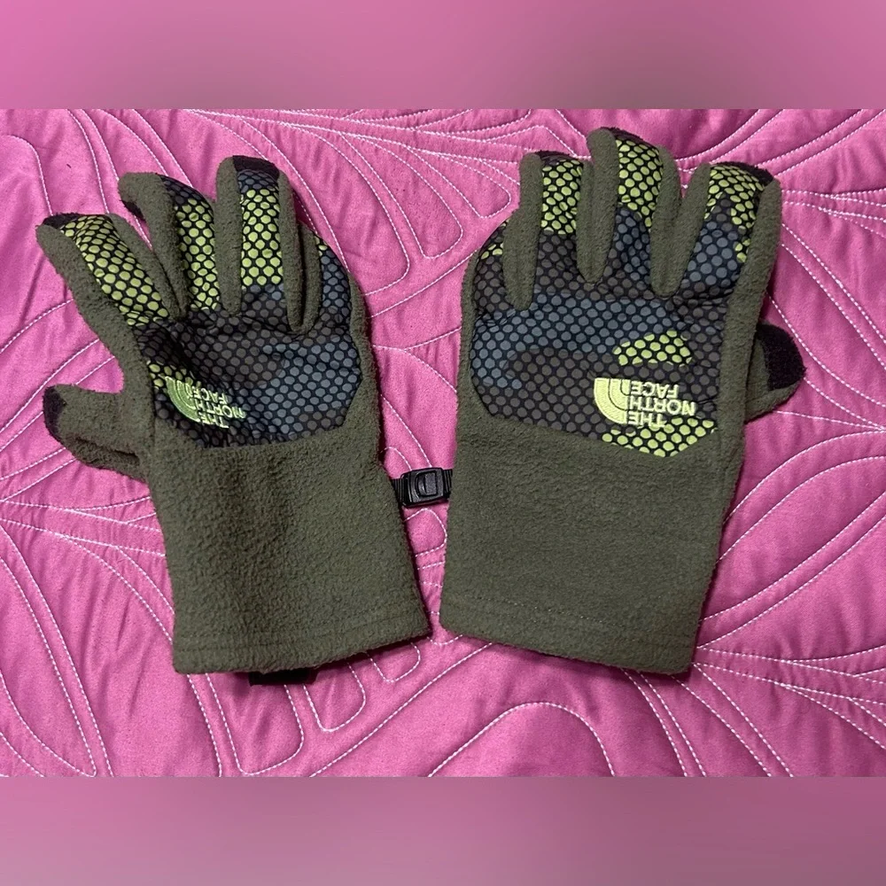 The North Face Green and Black Gloves size BOYS large